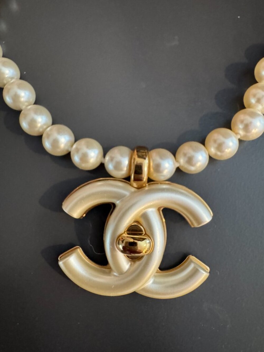 Chanel Oversized Pearl Turnlock Necklace Metiers D'art 24A Manchester New in Box - Picture 5 of 8